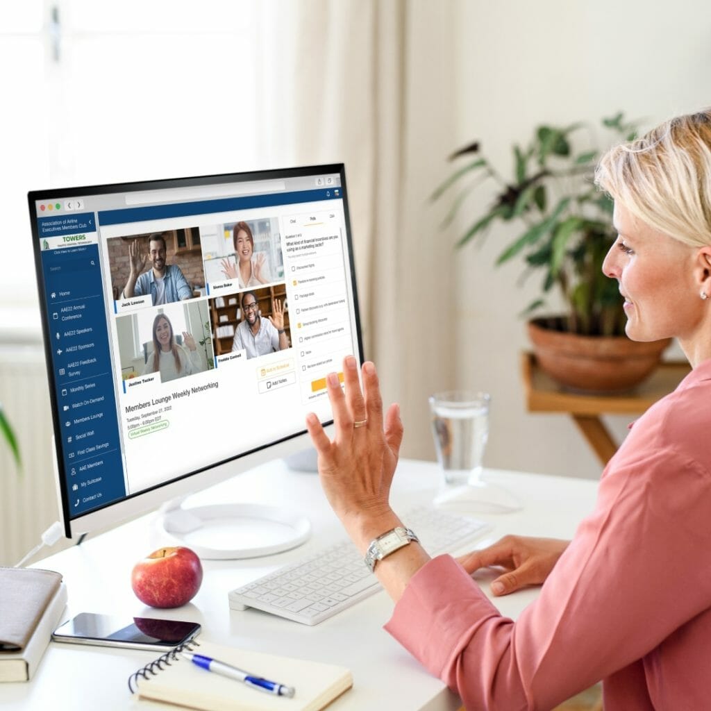 Eine Frau, die sich in einem virtuellen Meetingroom aktiv einbringt